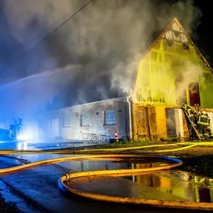 Haus geht in Flammen auf – Feuerwehr rettet zwei Bewohner, einer stirbt