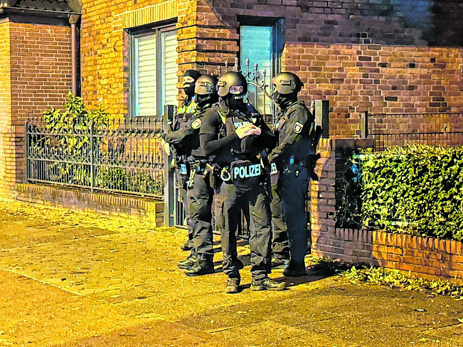 Polizisten vor einem Haus an der Julius-Vosseler-Straße