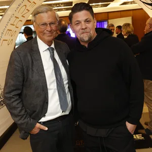 Im Gegensatz zu Tim Mälzer (r.) würde man Wolfgang Bosbach nicht zwingend bei der Verleihung eines Hamburger Restaurantpreises erwarten. Seine Anwesenheit hatte aber einen Grund.