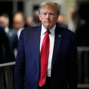 Der ehemalige Präsident Donald Trump verlässt das Strafgericht in Manhattan.