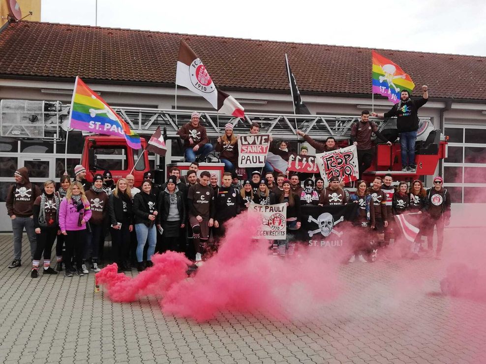 Die Feuerwehr von Beilngries im kompletten St. Pauli-Outfit