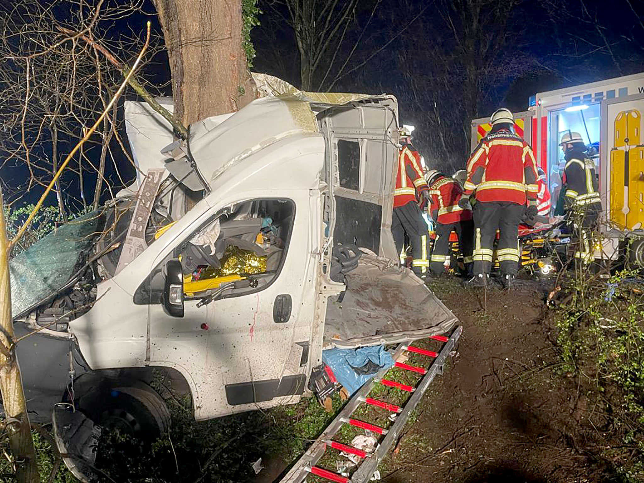 Der Transporter wurde bei dem Unfall vollkommen zerstört.