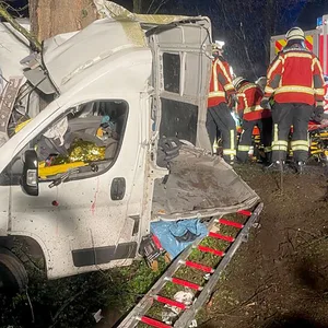 Der Transporter wurde bei dem Unfall vollkommen zerstört.