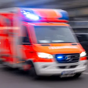 Ein Rettungswagen fährt mit Blaulicht zu einem Einsatz.