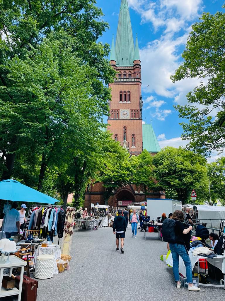 Der Turmwegflohmarkt vor der Johanniskirche in Rotherbaum