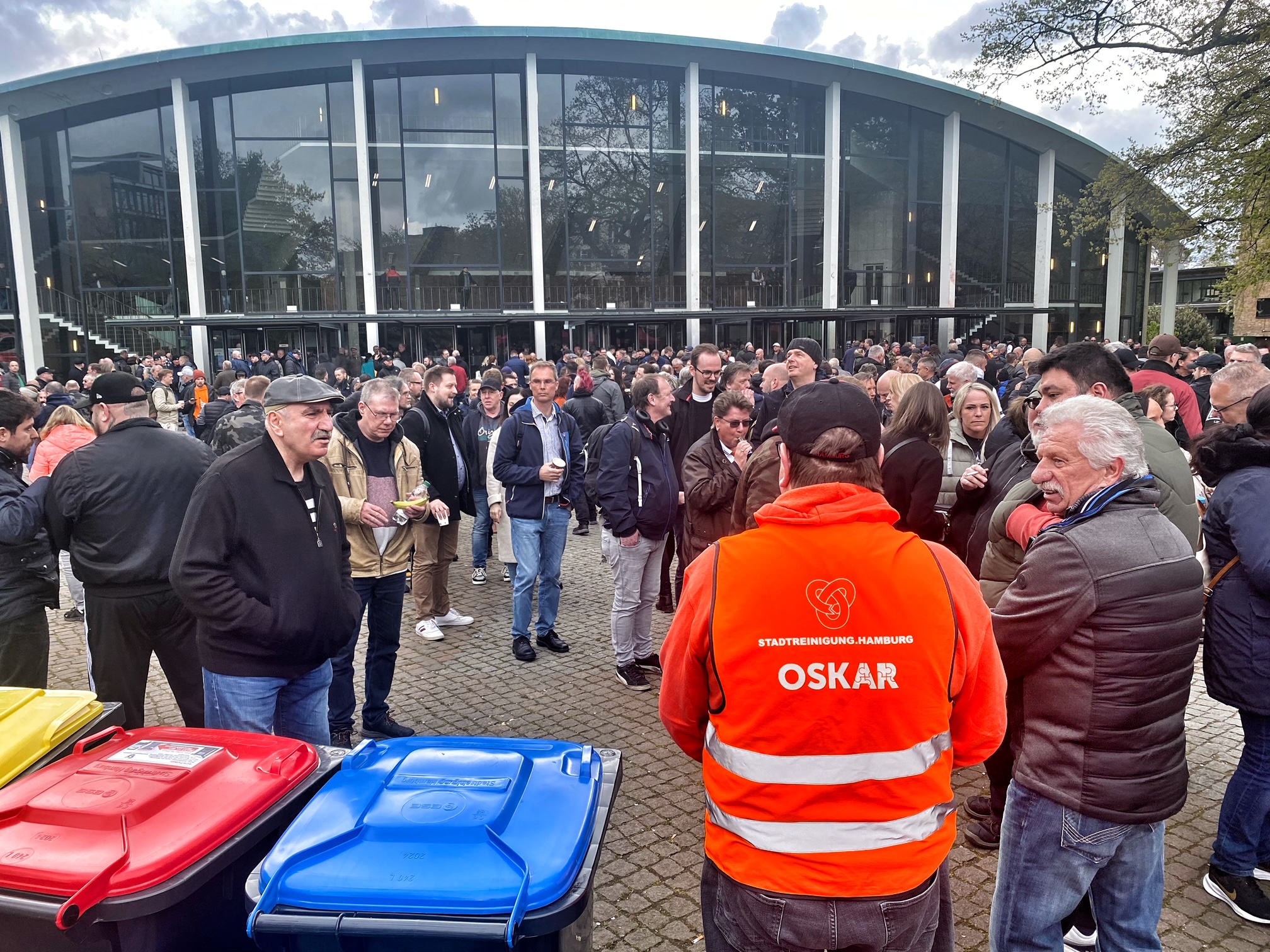 Mitarbeiter der Stadtreinigung Hamburg stehen vor dem Audimax auf dem Uni-Campus
