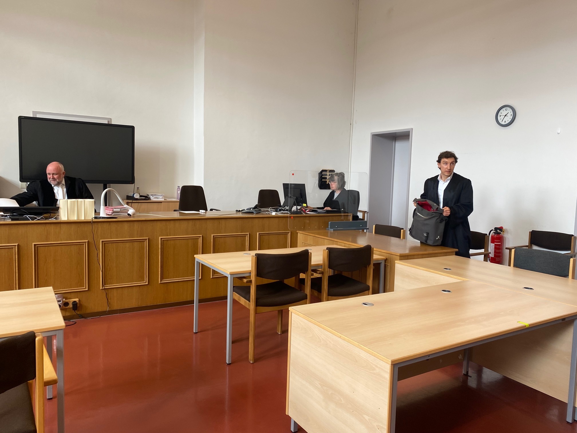 Der Anwalt des Beschuldigten, Johannes Rauwald (r.), beim Prozess am Amtsgericht.