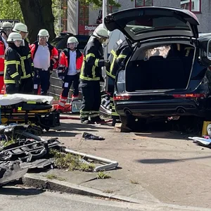 Das Fahrzeug durchbrach einen Zaun.