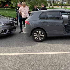 Bei dem Einsatz wurde ein Streifenwagen beschädigt. Polizisten nahmen die Insassen fest.