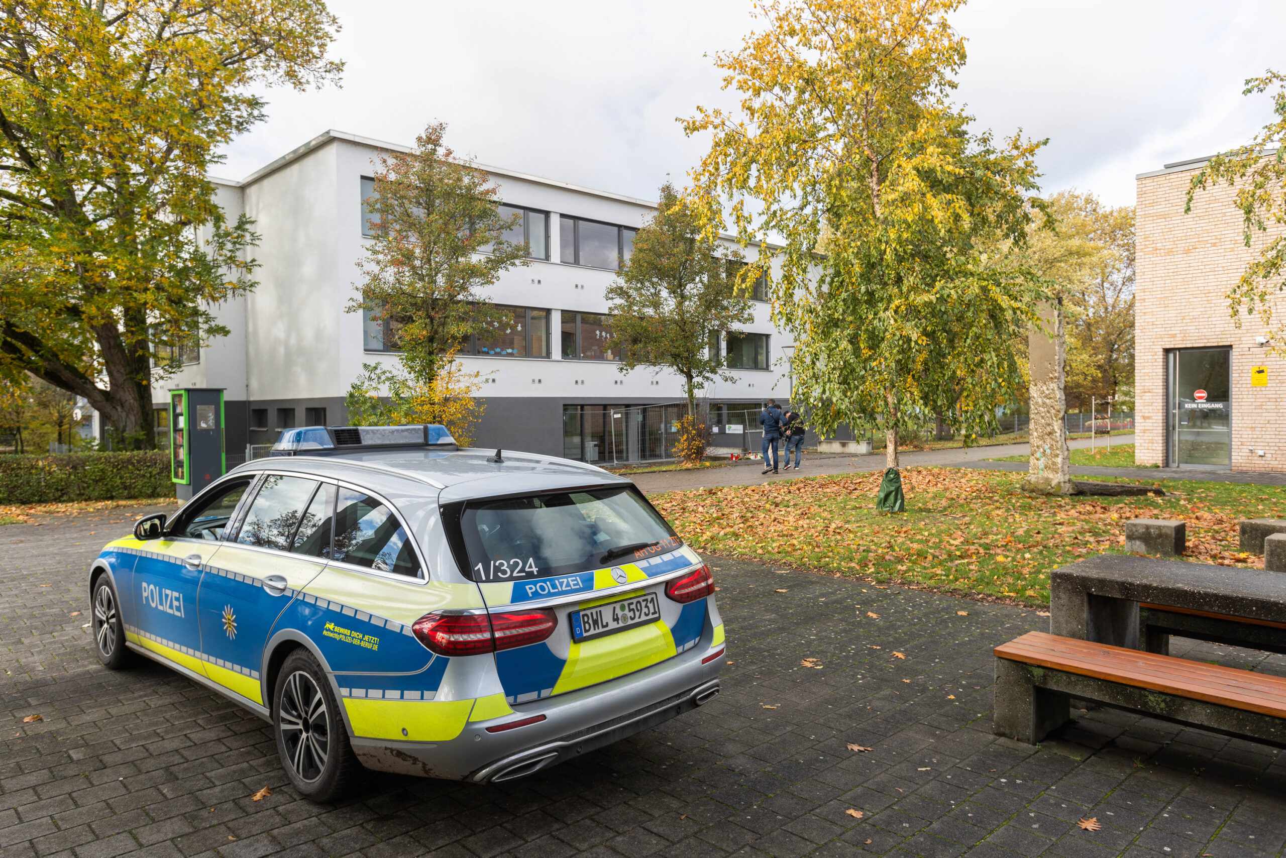Ein Polizeiauto steht vor der Schule in Offenburg