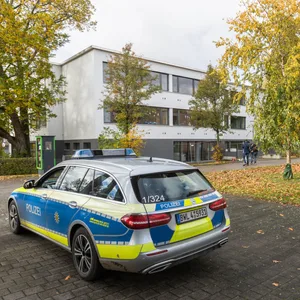 Ein Polizeiauto steht vor der Schule in Offenburg