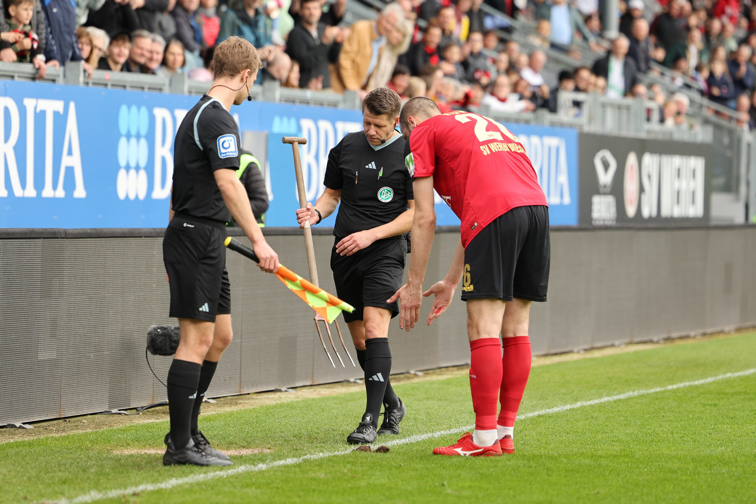 Schiedsrichter Patrick Ittrich mit Mistgabel