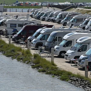 Aufgereiht stehen die Wohnmobile auf dem Stellplatz in Harlesiel (Niedersachsen) direkt an der Nordsee.