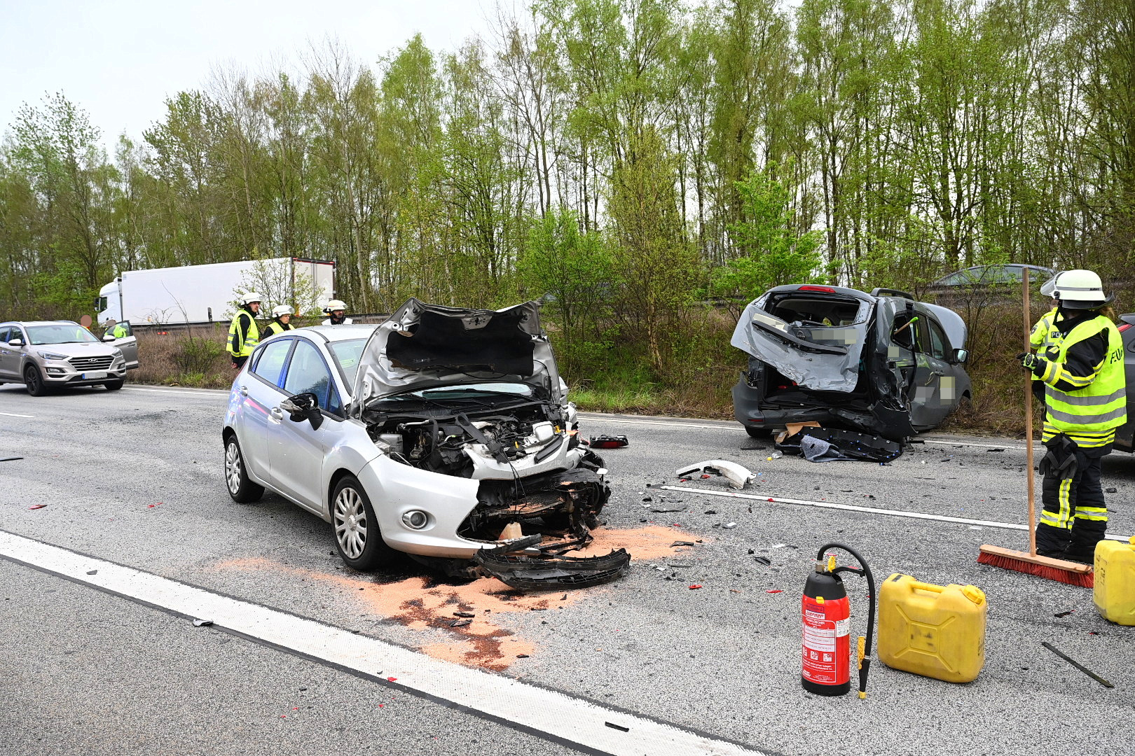 Der Fahrer des Ford Fiesta (M.) fuhr auf der A24 bei Hamburg auf ein Stauende auf.
