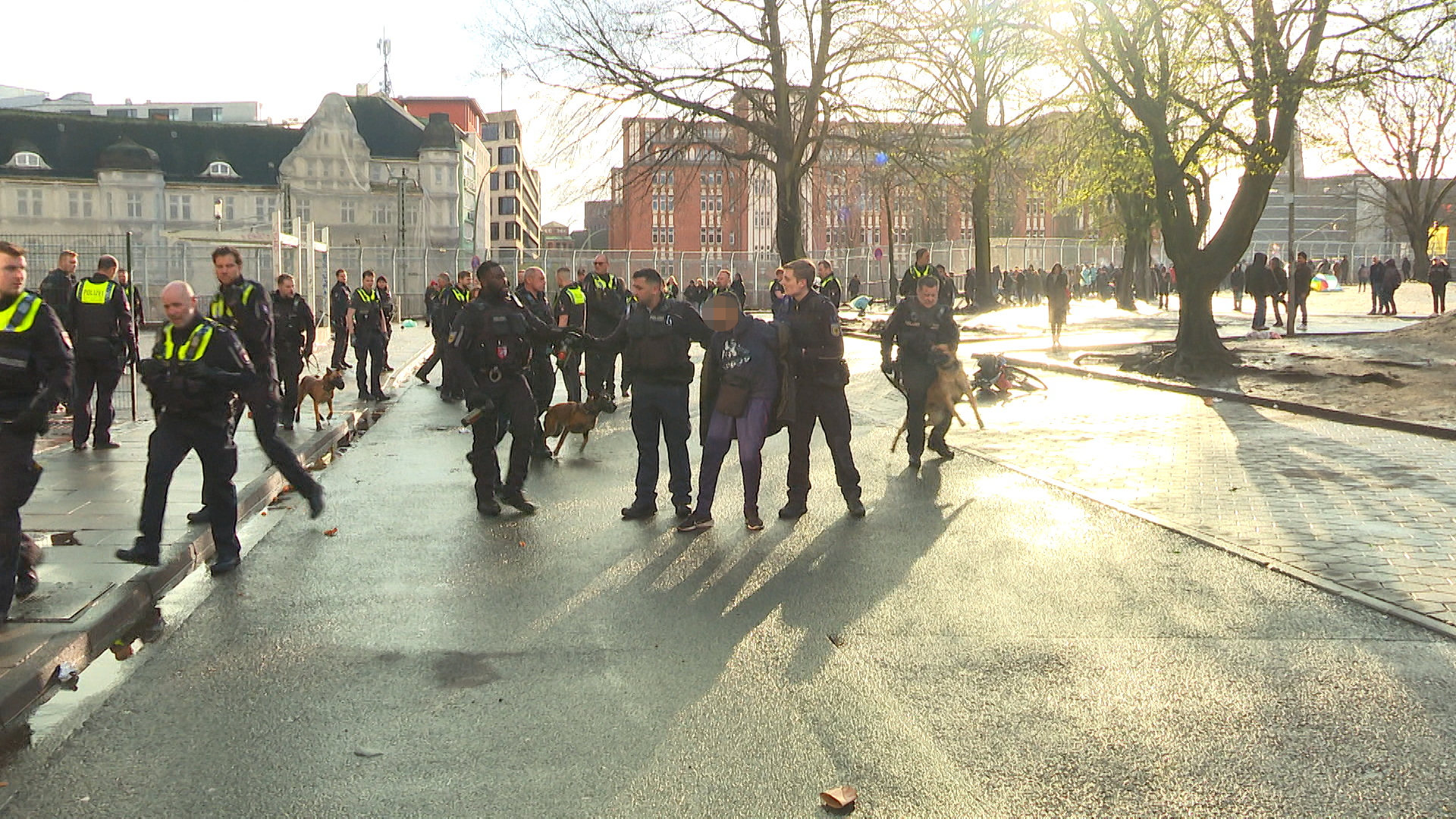 Großeinsatz der Polizei am Drob Inn.