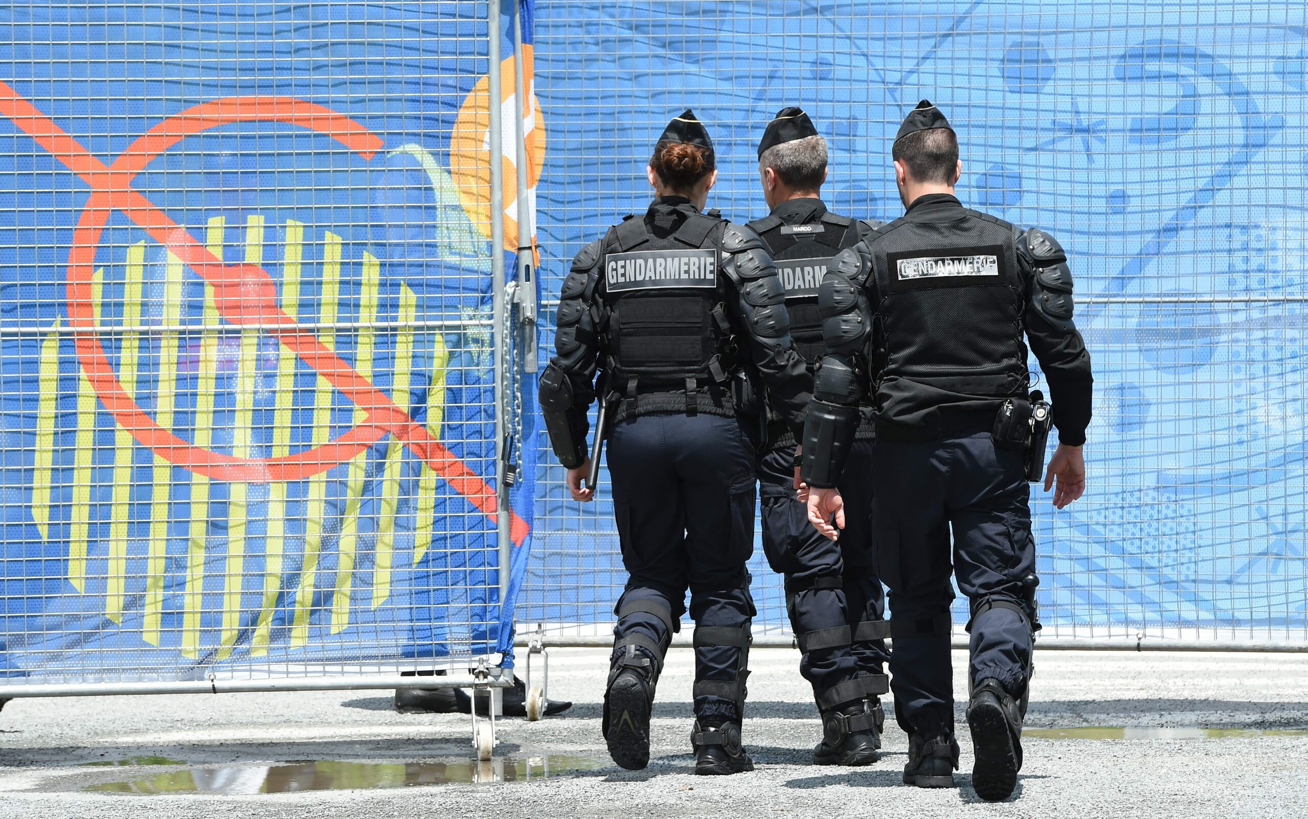 Polizisten bei einem Fußballspiel in Frankreich