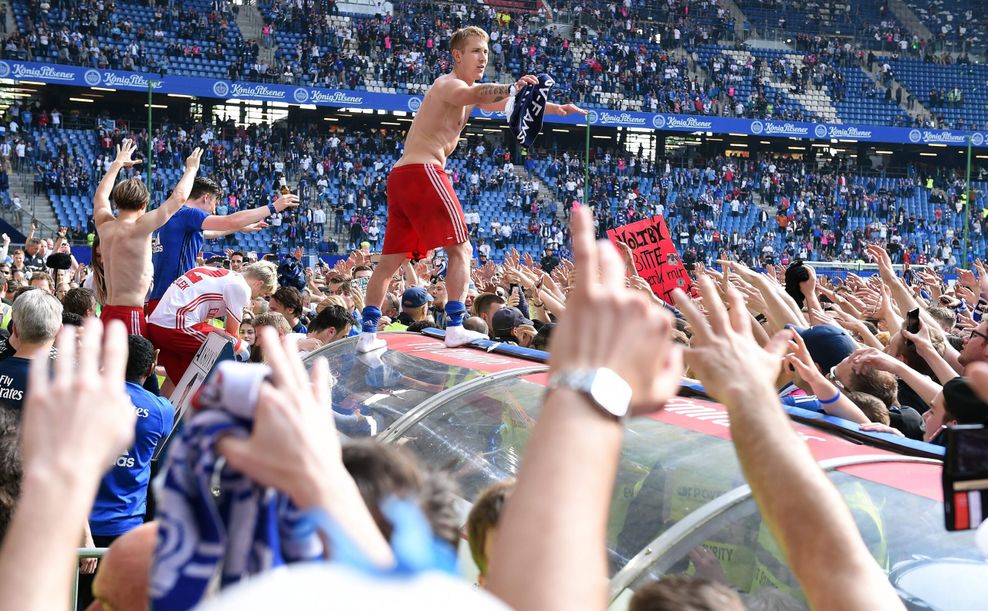 Lewis Holtby feiert 2017 mit den HSV-Fans in Klassenerhalt