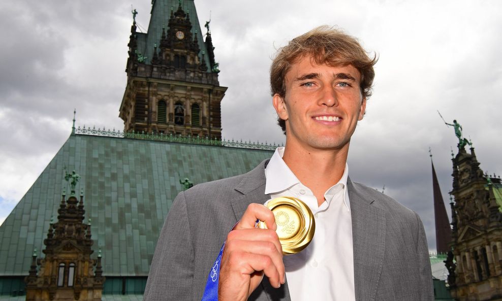 Hamburgs Tennis-Olympiasieger 2021 Alexander Zverev zeigt stolz seine Goldmedaille