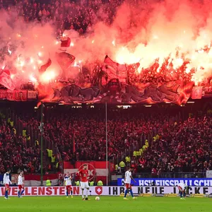 Die Kaiserslautern-Fans zündeln im Volksparkstadion.