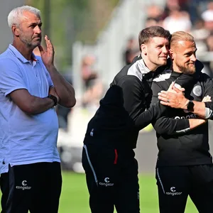 Peter Nemeth, Fabian Hürzeler und Marco Knoop nach dem Sieg in Hannover