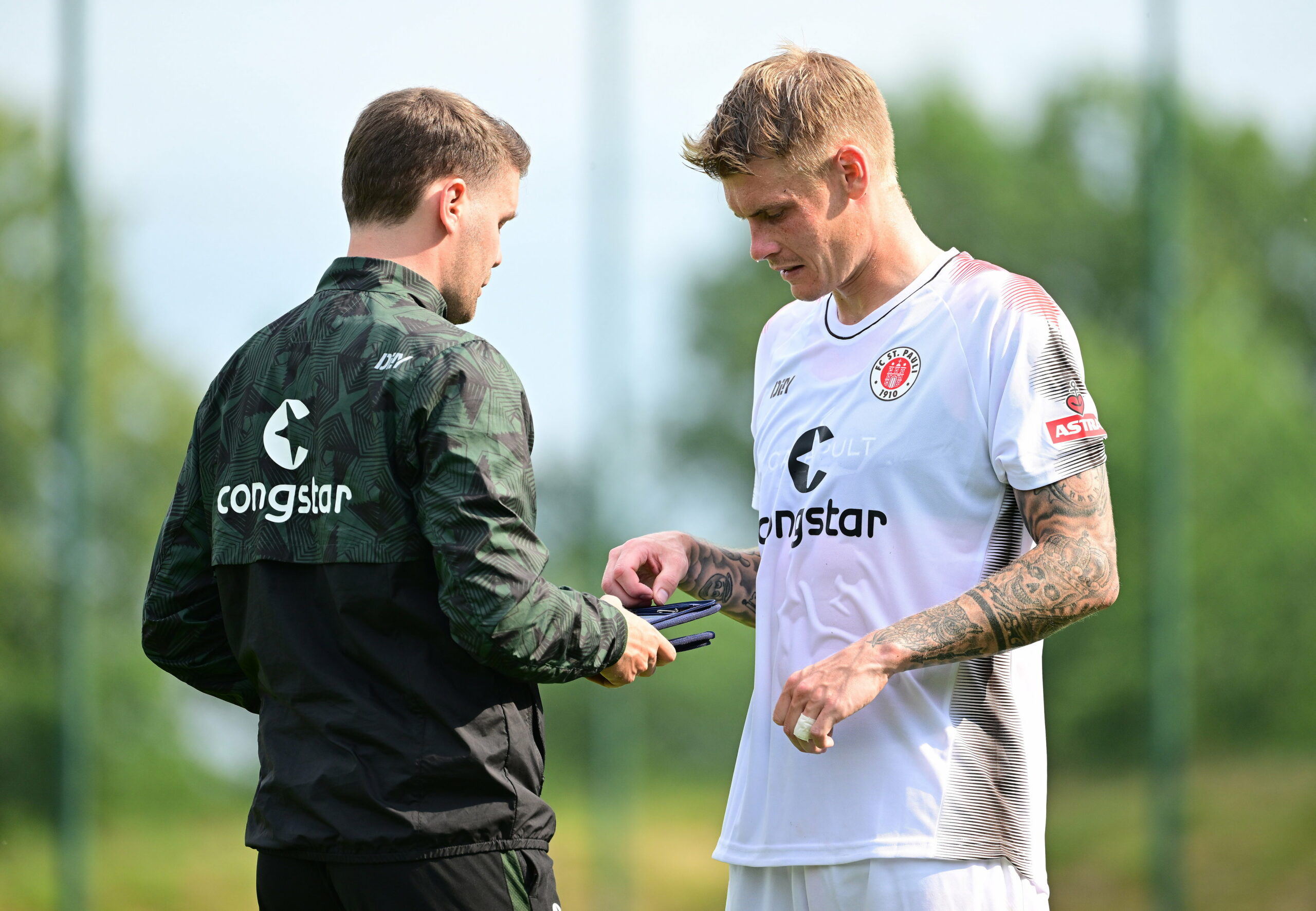 St. Pauli-Trainer Fabian Hürzeler gibt Eric Smith Anweisungen