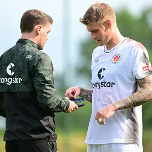 St. Pauli-Trainer Fabian Hürzeler gibt Eric Smith Anweisungen