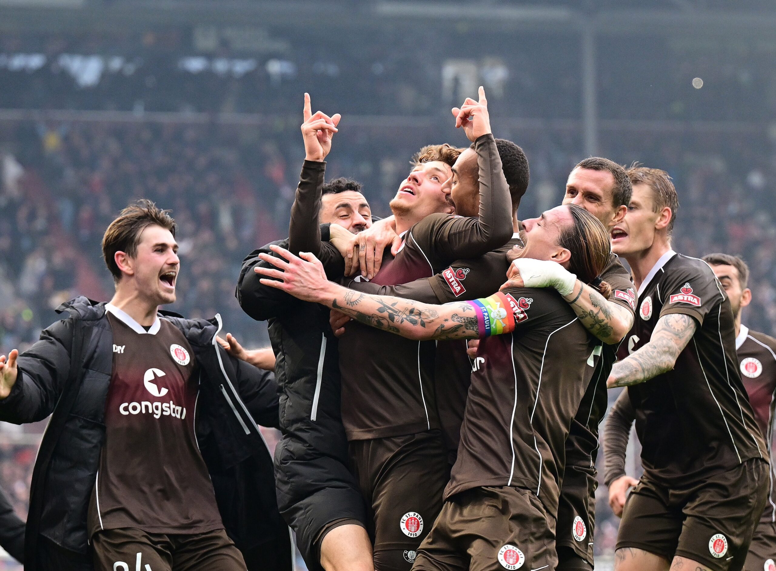 St. Pauli bejubelt den späten Siegtreffer gegen Karlsruhe