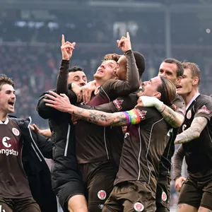 St. Pauli bejubelt den späten Siegtreffer gegen Karlsruhe
