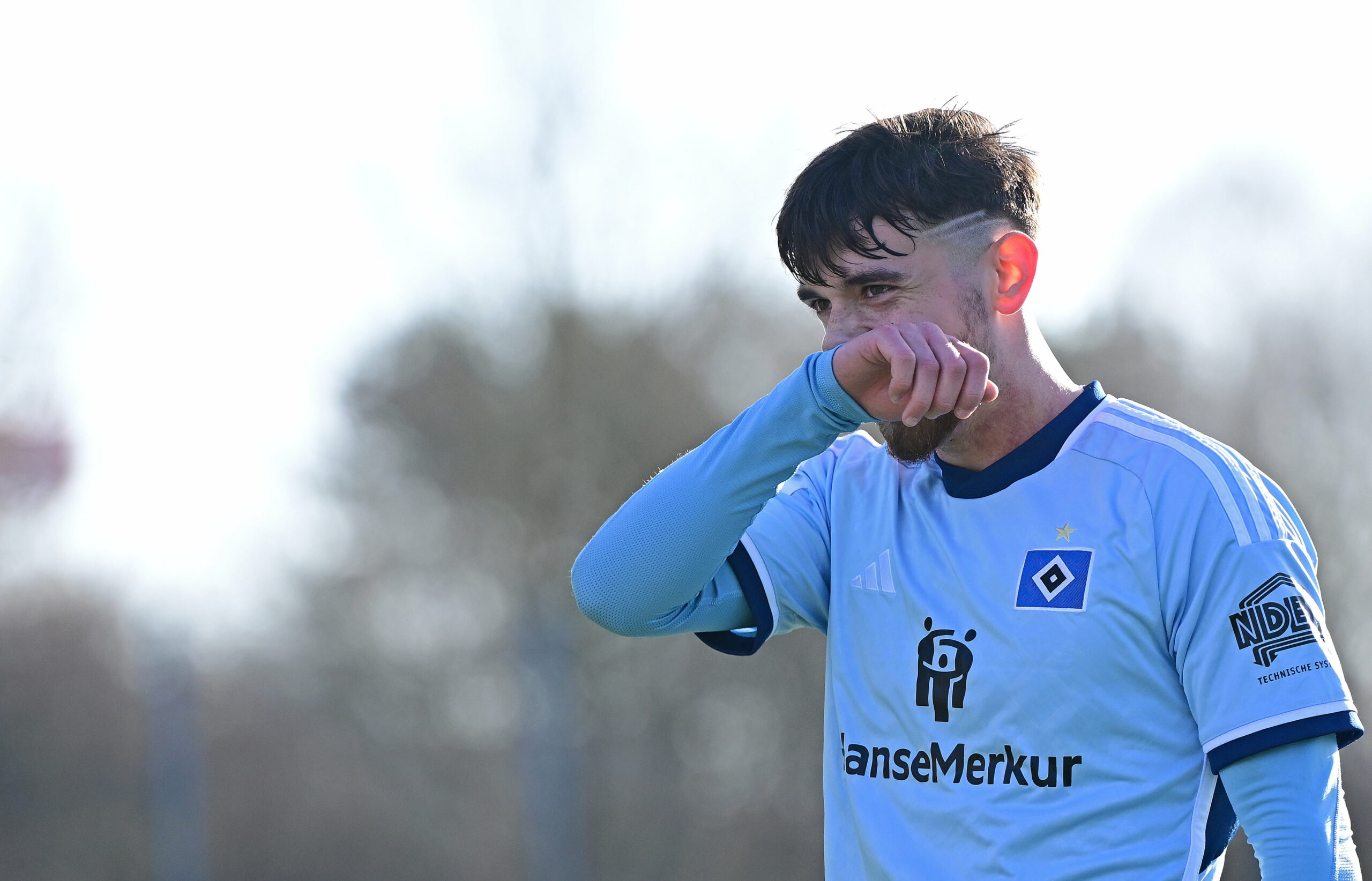 HSV-Talent Bilal Yalcinkaya wischt sich im Spiel die Nase mit seinem Trikotärmel.