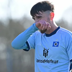 HSV-Talent Bilal Yalcinkaya wischt sich im Spiel die Nase mit seinem Trikotärmel.