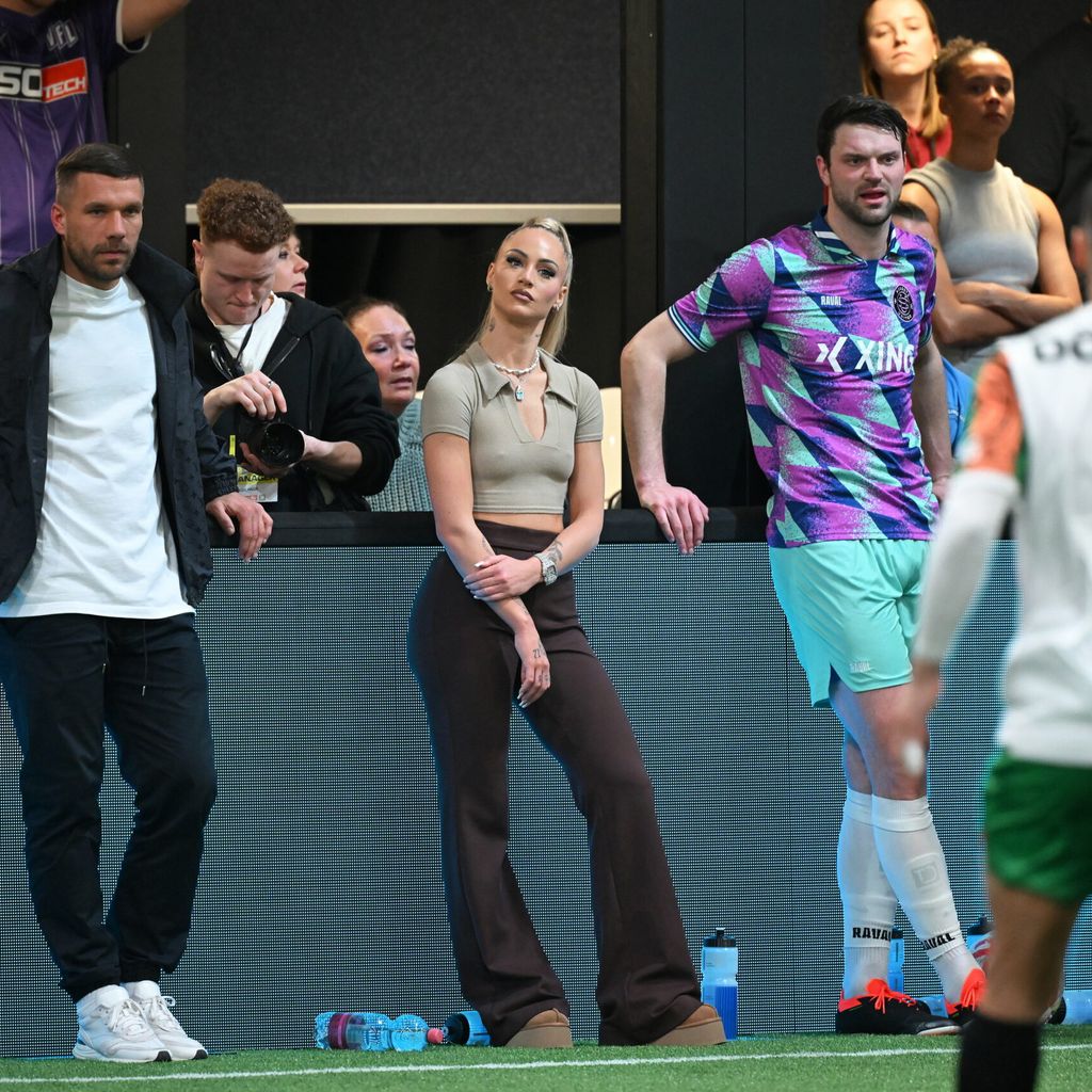 Alisha Lehmann and der Seitenlinie bei der Baller League zusammen mit Lukas Podolski.