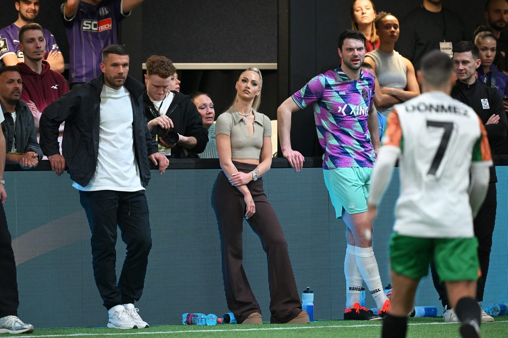 Alisha Lehmann and der Seitenlinie bei der Baller League zusammen mit Lukas Podolski.