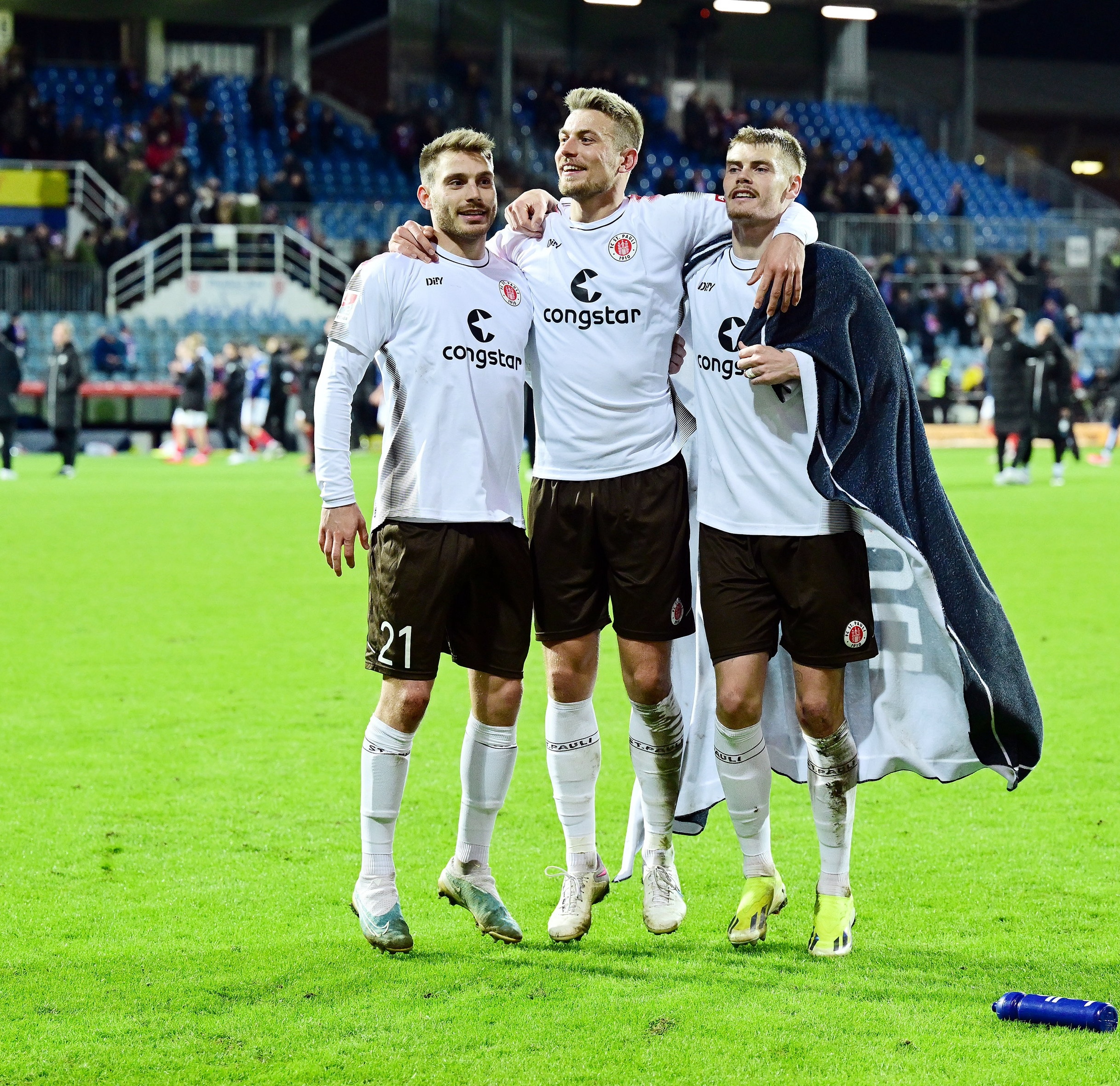 Lars Ritzka, Hauke Wahl und Eric Smith nach dem Sieg in Kiel