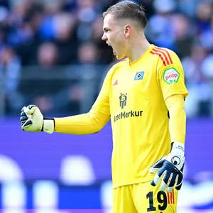 HSV-Torhüter Matheo Raab ballt die Faust