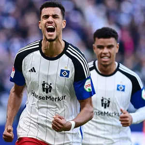 Robert Glatzel schreit seine Freude über seinen HSV-Treffer gegen Osnabrück heraus