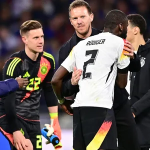 Julian Nagelsmann umarmt Antonio Rüdiger