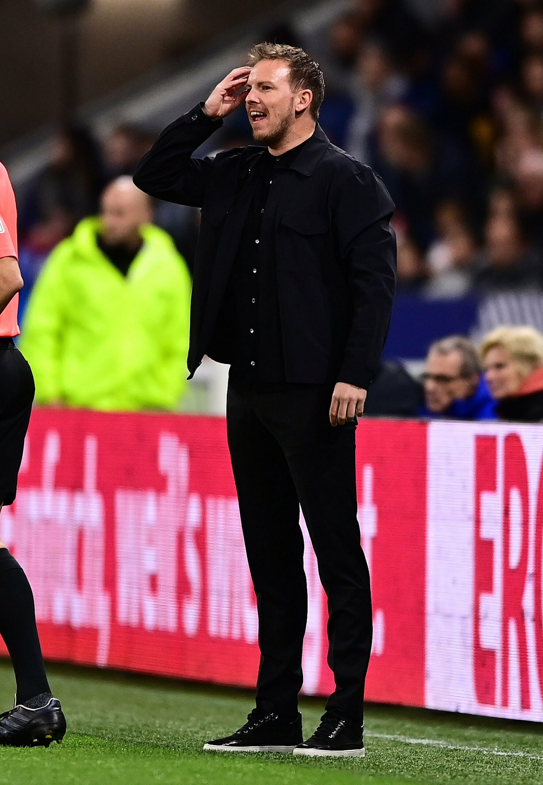 Bundestrainer Julian Nagelsmann mit einer Hand am Kopf an der Seitenlinie.