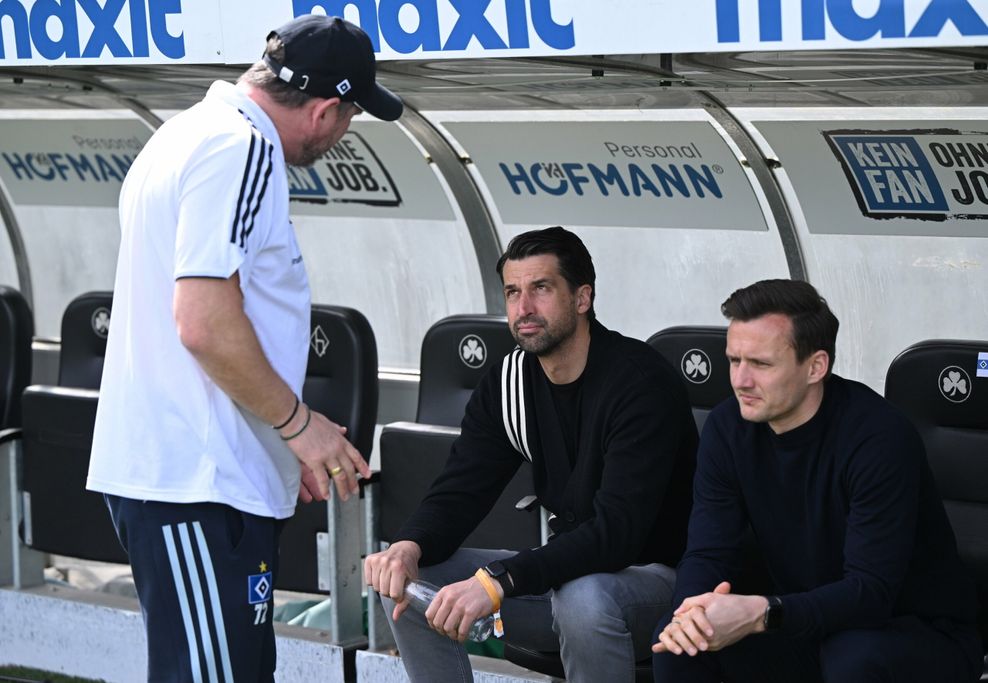 Steffen Baumgart im Gespräch mit den Chefs Jonas Boldt und Claus Costa