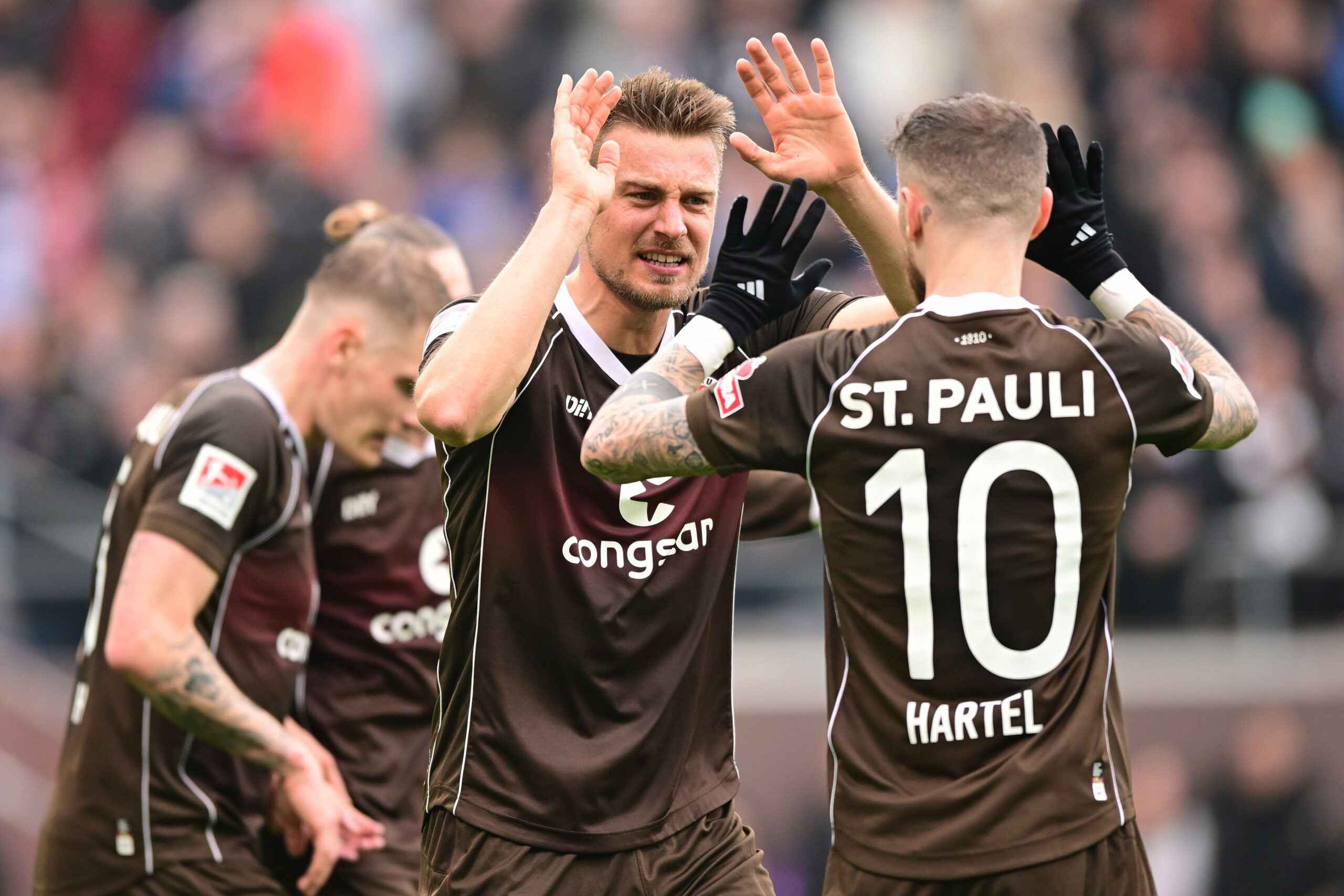Hauke Wahl und Marcel Hartel feiern den nächsten Sieg des FC St. Pauli
