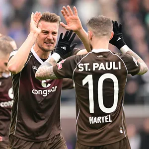 Hauke Wahl und Marcel Hartel feiern den nächsten Sieg des FC St. Pauli