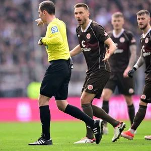 St. Paulis Karol Mets kann eine Entscheidung von Benjamin Brand nicht verstehen