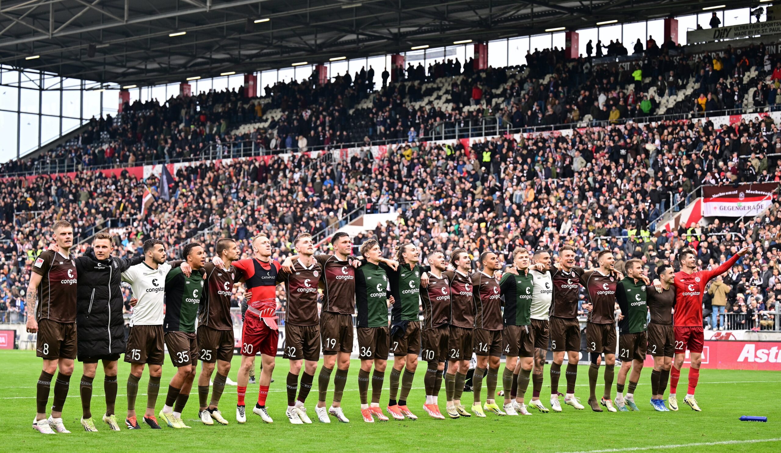 Die Mannschaft feiert nach dem Paderborn-Spiel mit den Fans