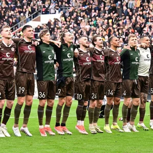 Die Mannschaft feiert nach dem Paderborn-Spiel mit den Fans