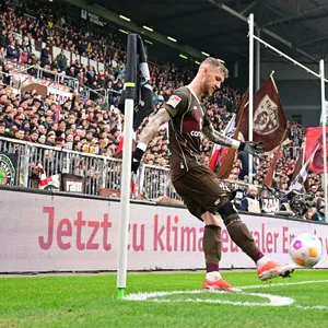 St. Pauli-Spieler Marcel Hartel beim Ausführen der Ecke im Spiel gegen Paderborn