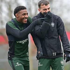 St. Paulis Oladapo Afolayan (l.) und Danel Sinani scherzen im Training