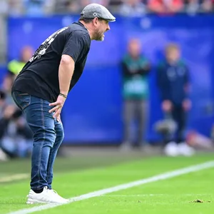 HSV-Trainer Steffen Baumgart brüllt Noah Katterbach Ansagen entgegen