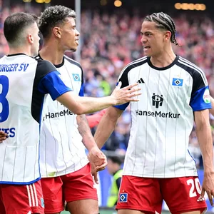 László Bénes, Ransford Königsdörffer, András Németh und Noah Katterbach jubeln über das HSV-Tor gegen Kaiserslautern