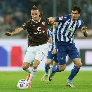 Jackson Irvine behauptet gegen Igor Matanovic den Ball