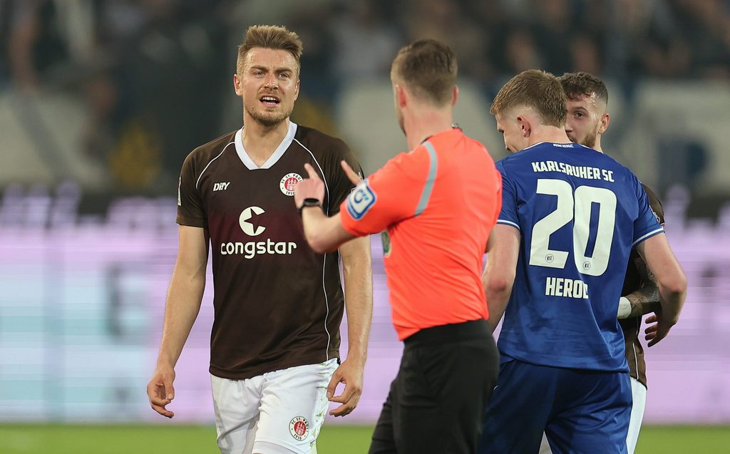 St. Paulis Abwehrchef Hauke Wahl sah in Karlsruhe Gelb-Rot.