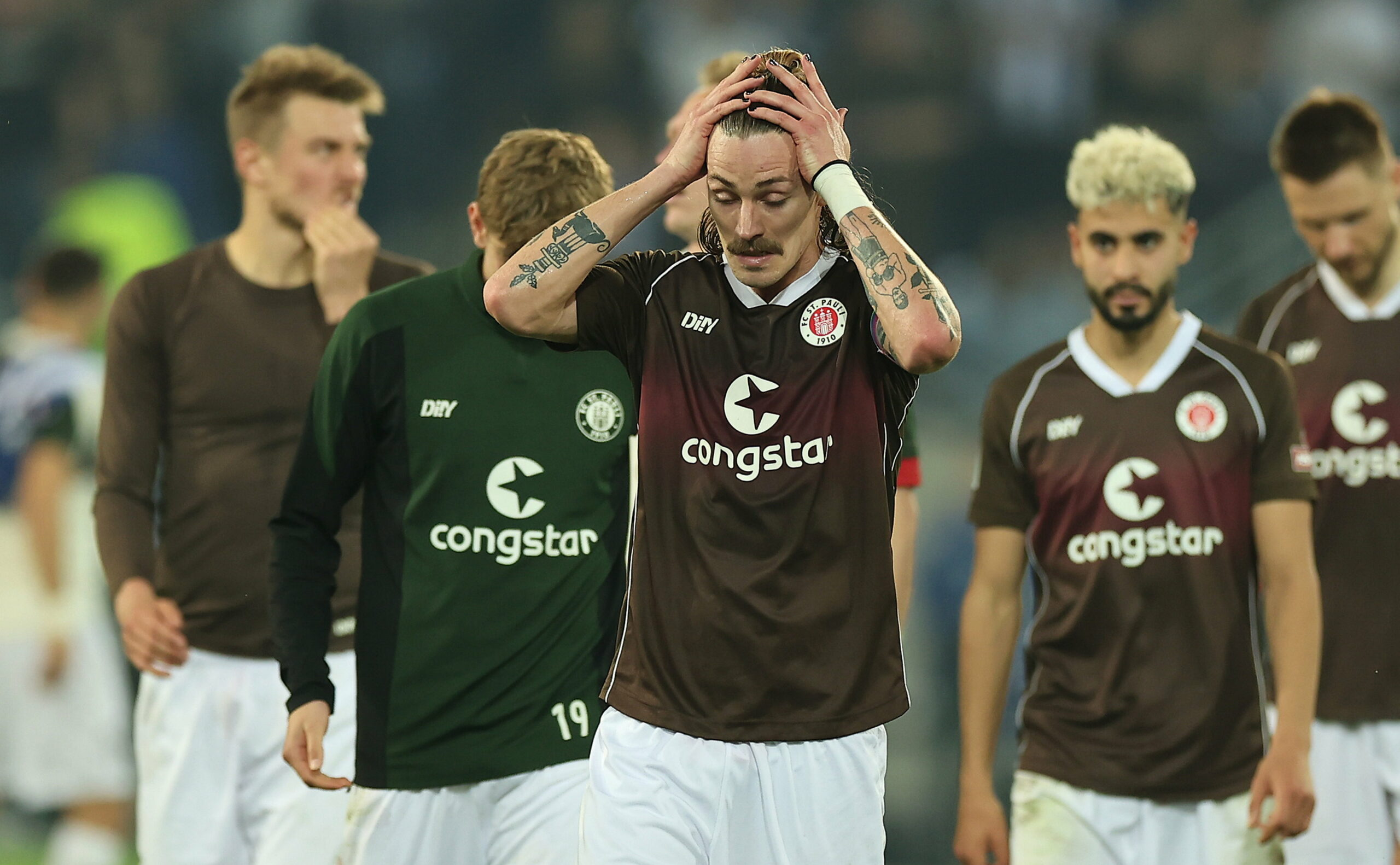 Jackson Irvine rauft sich die Haare.